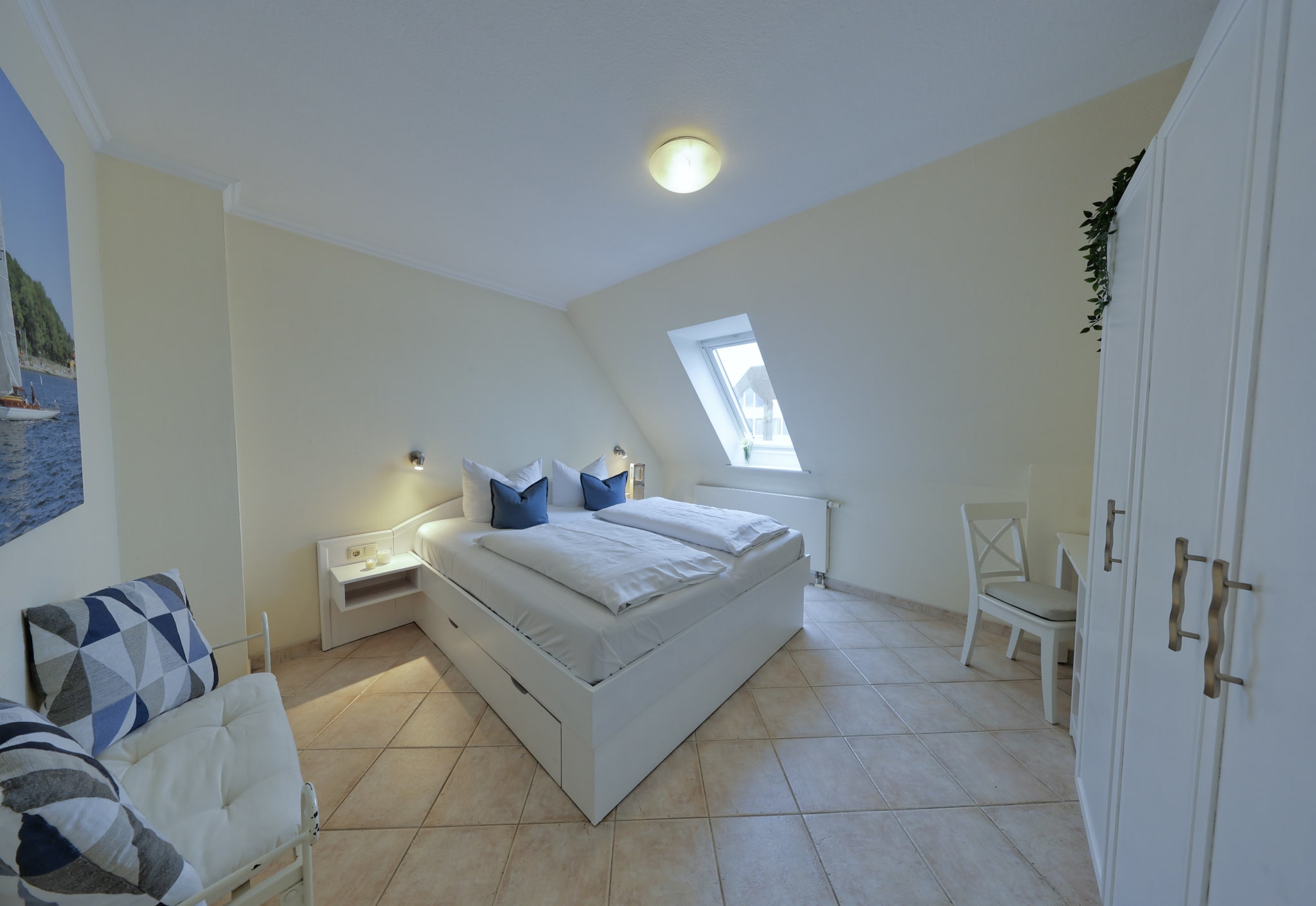 Schlafzimmer mit Doppelbett