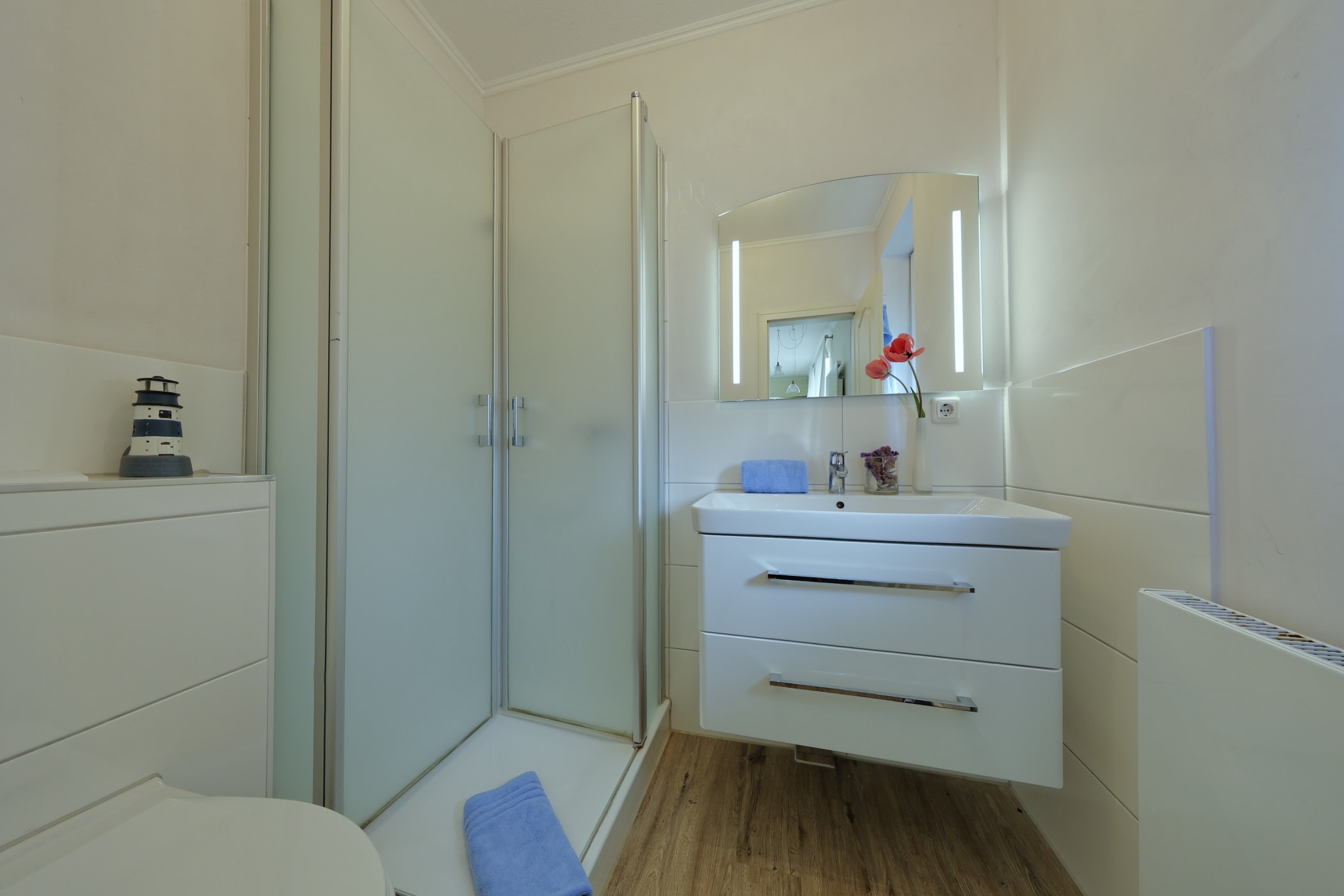 Dusche mit Bad und WC