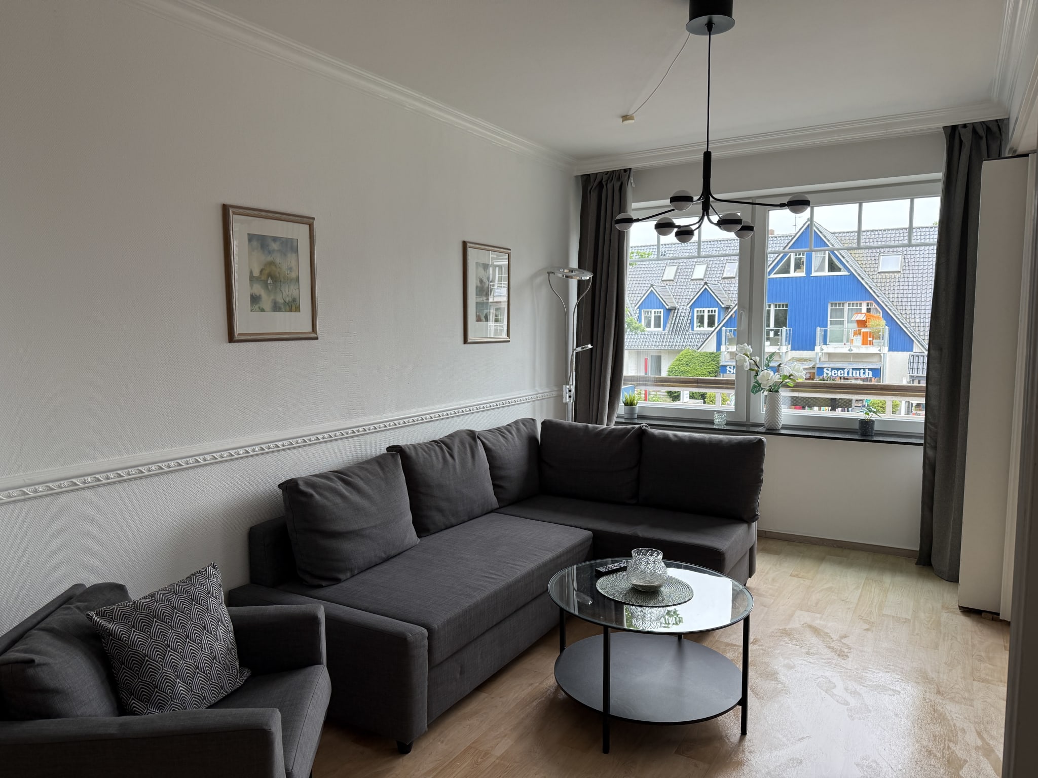Wohnzimmer mit Schlafsofa