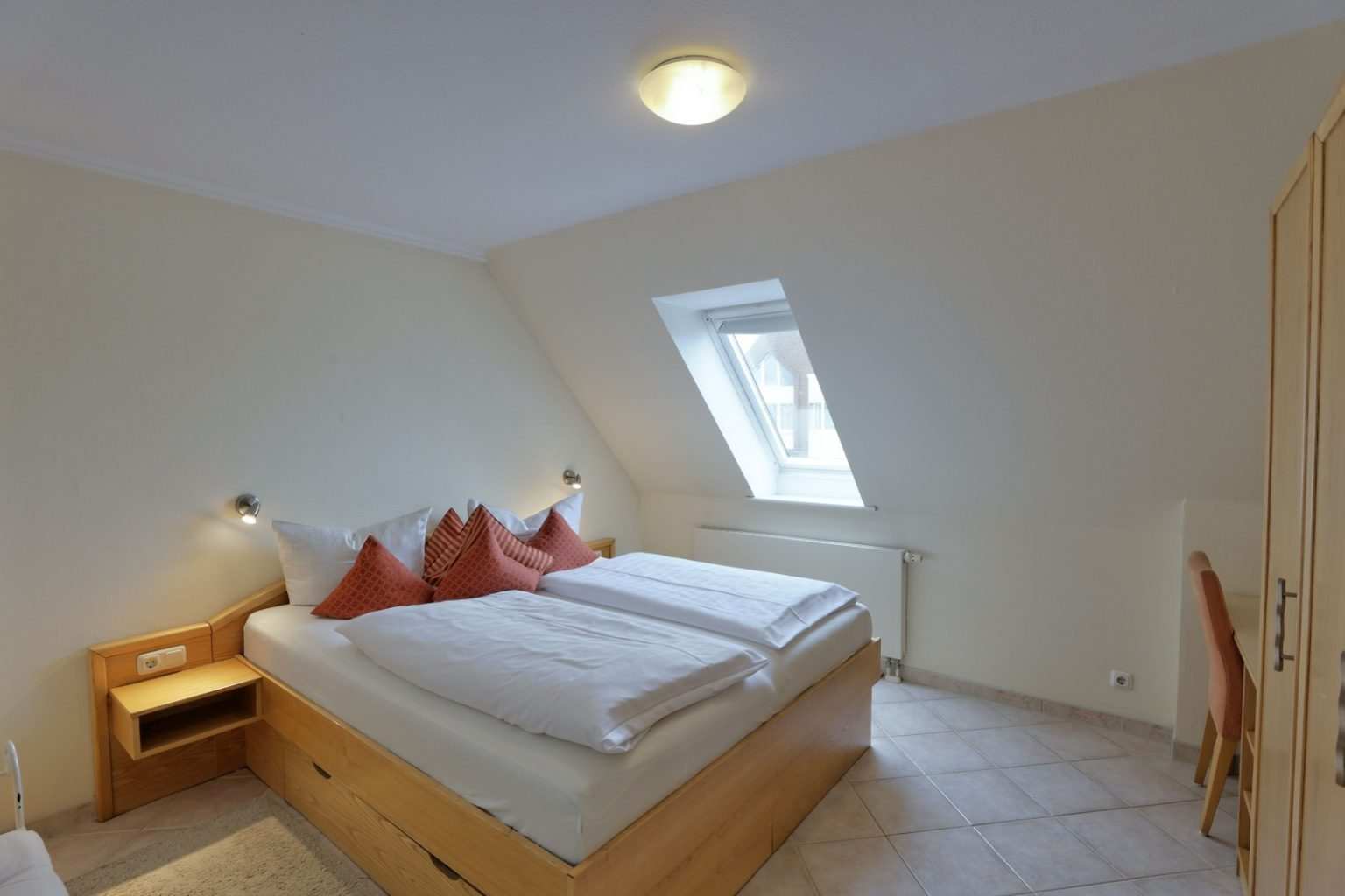 Schlafzimmer mit Doppelbett