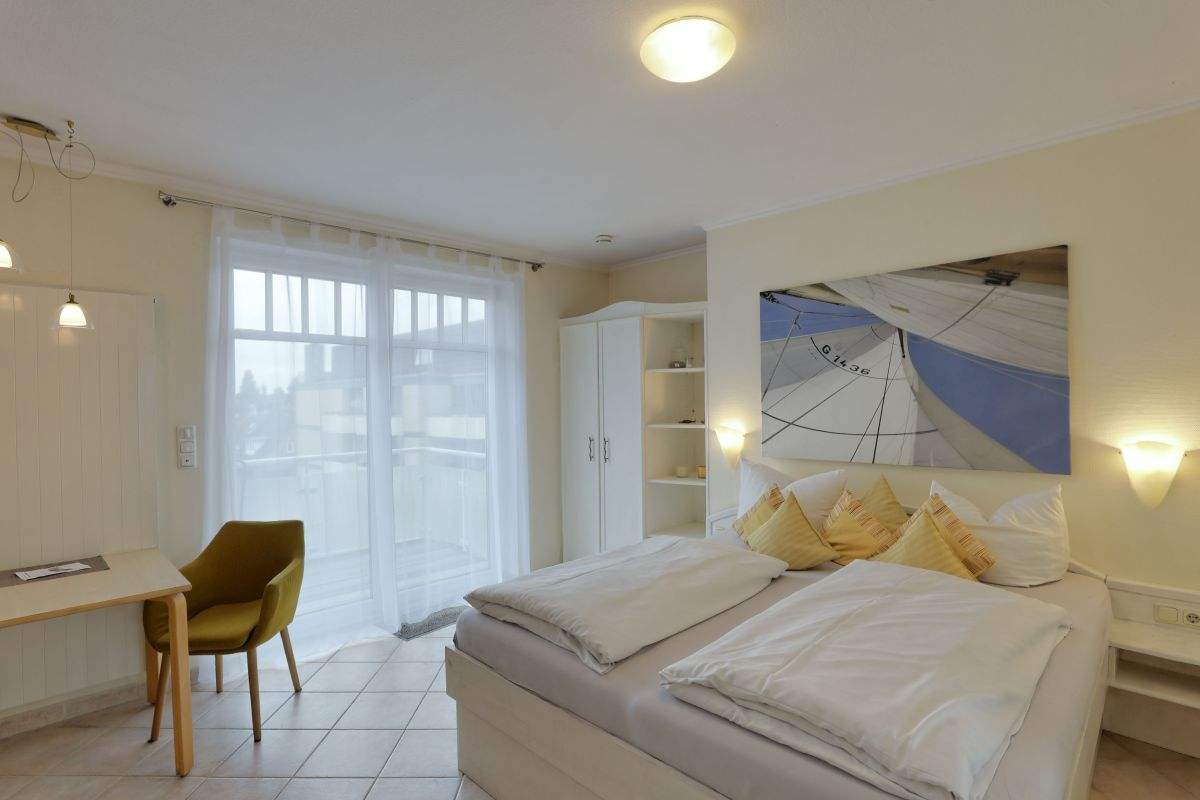 Schlafzimmer mit Doppelbett und großem Bild an der Wand