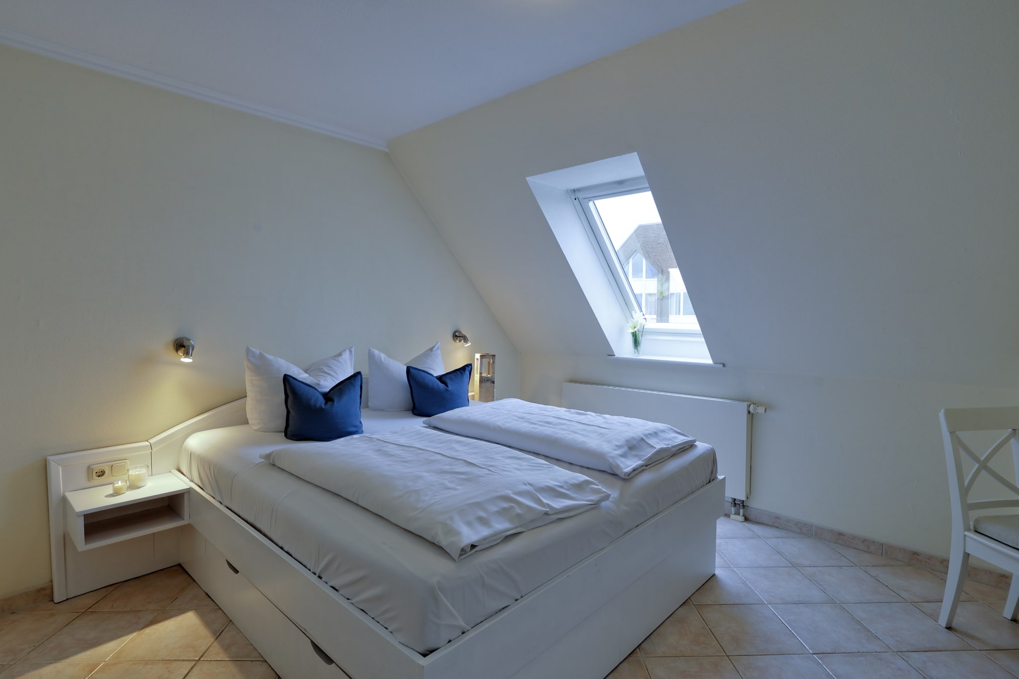 Schlafzimmer mit Doppelbett
