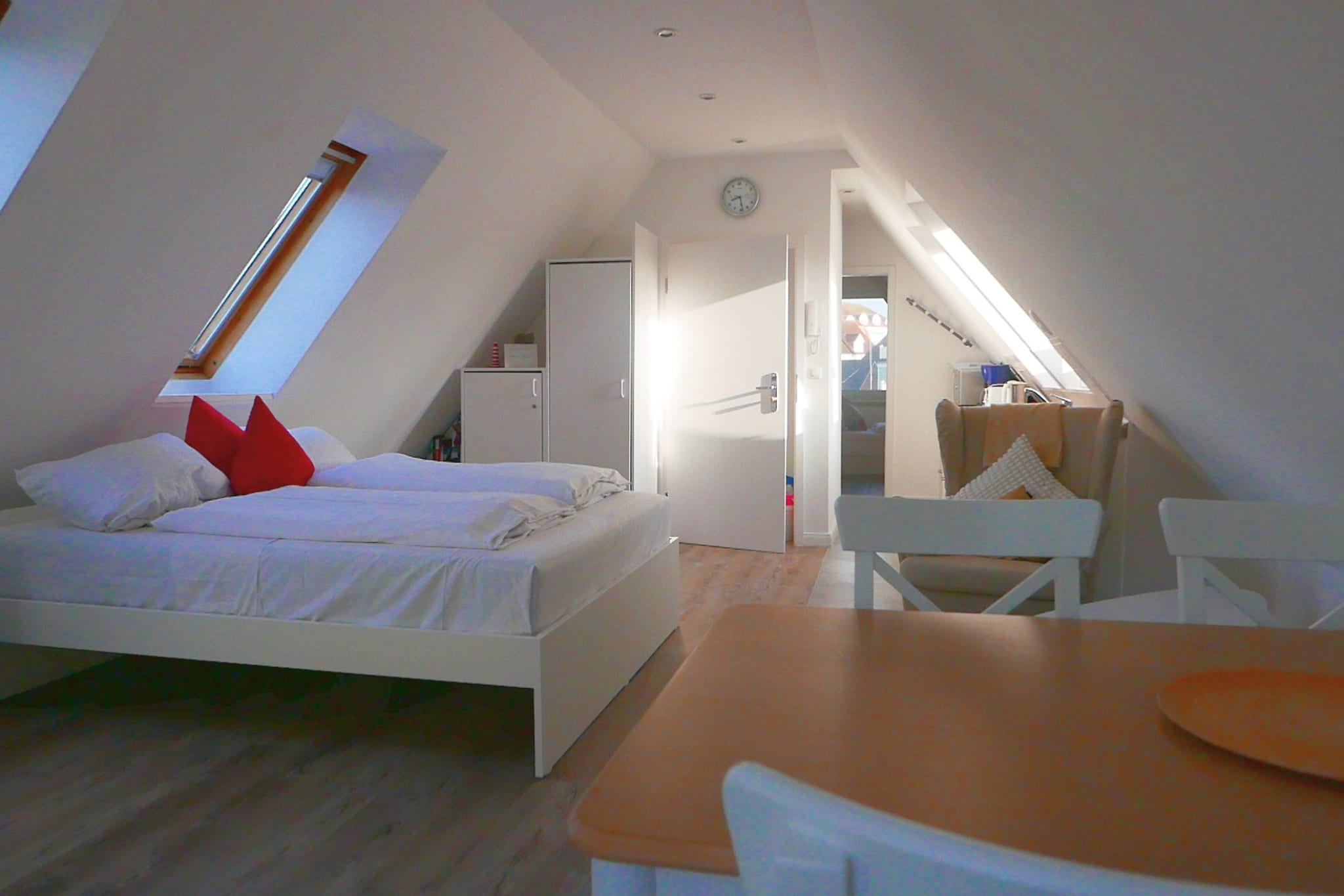 Wohnzimmer mit Küche und Hausflur
