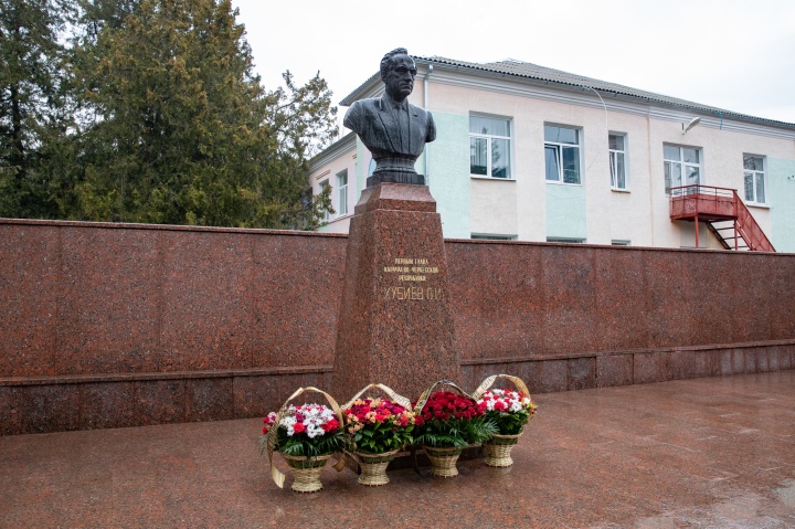 Хубиева черкесск. Памятник политическим Ставрополь. Фото с архива Черкесска.