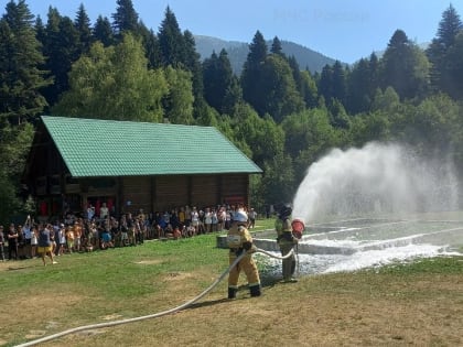 В поселке Дамхурц огнеборцы провели показ техники