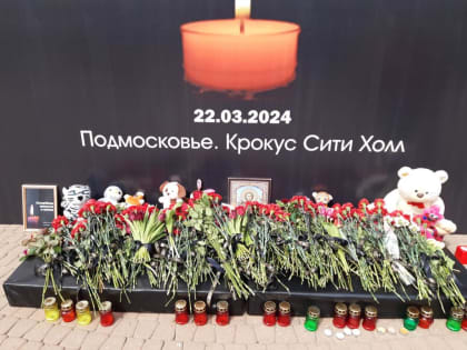 Активисты комсомольского политкружка вместе со своим наставником, первым секретарем Черкесского горкома КПРФ, депутатом Народного Собрания Карачаево-Черкесской Республики С.Ф. Ласк