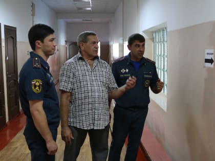 В преддверии 1 сентября сотрудники МЧС проводят профилактические мероприятия в школах Черкесска