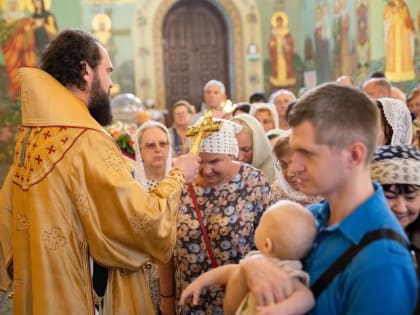 Архиепископ Феофилакт совершил литургию в Неделю всех святых