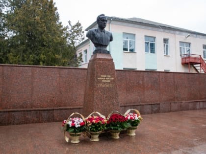 В Карачаево-Черкесии почтили первого Руководителя Карачаево-Черкесской республики Владимира Хубиева