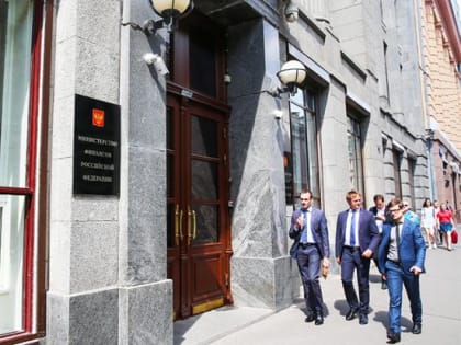 Андрей Бунич: Россию спасут собственная финансовая система и низкие внутренние цены на энергоносители. Российская экономика похожа на курицу с отрубленной головой — по двору еще бе