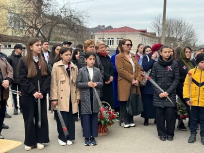 В Карачаевском городском округе открыли мемориальную доску в честь погибшего в ходе специальной военной операции на Украине гвардии сержанта Романа Козаева