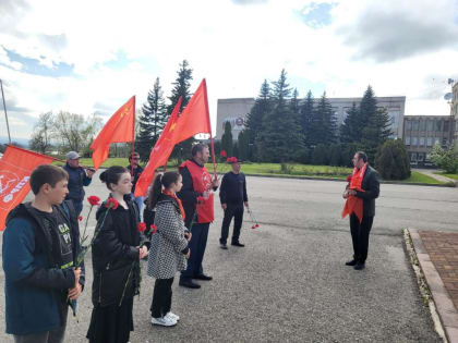 22 апреля 2023 года коммунисты и комсомольцы Прикубанского района Карачаево-Черкесии в честь дня рождения Великого вождя мирового пролетариата В.И. Ленина возложили цветы к памятни