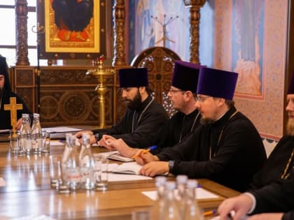 60 тонн гуманитарного груза, вездеход и автобус передали воинам и верующим