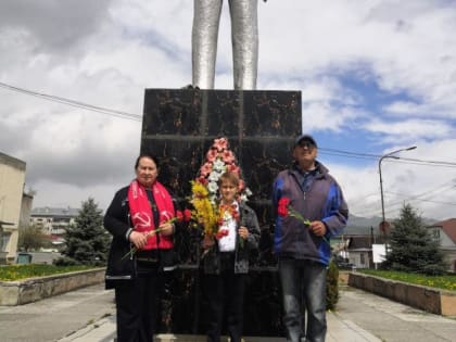 В честь 153-й годовщины со дня рождения вождя мирового пролетариата в станицах Зеленчукская, Сторожевая и Кардоникская активисты Зеленчукского районного отделения КПРФ Карачаево-Че