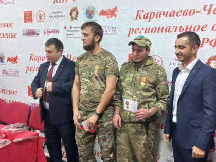 Коммунисты Карачаево-Черкесии, воины СВО и активисты инициативной группы по оказанию помощи бойцам СВО возложили цветы, зажгли свечи в память о жертвах расстрела Советской власти в