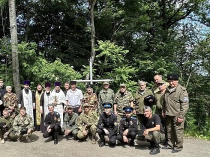 В Железноводске священники и казаки помолились у Поклонного креста
