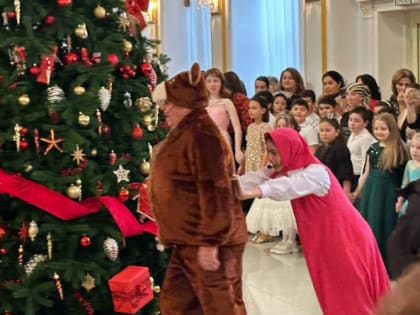 Новогодняя елка Главы Карачаево-Черкесии прошла для детей, оказавшихся в трудной жизненной ситуации, из многодетных семей и детей с ОВЗ