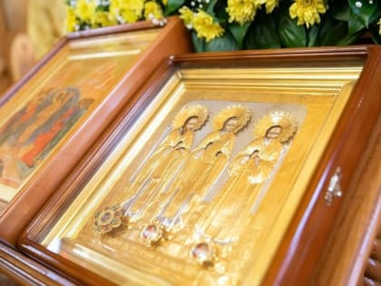 Архиепископ Феофилакт возглавил престольные торжества в храме Трех Святителей