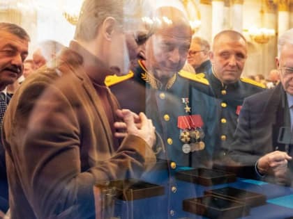 Мусса Экзеков передал в дар Эрмитажу уникальные предметы искусства