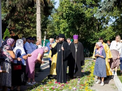 Архиепископ Феофилакт совершил литургию в храме станицы Старопавловской