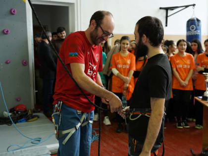 В КЧГУ отметили Международный день гор открытием скалодрома