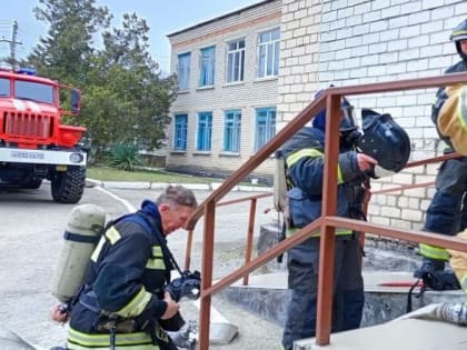 Пожарные в Карачаево-Черкесии провели учения в центральной больнице Урупского района 