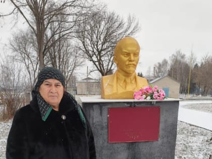 В Зеленчукском районе КЧР активисты КПРФ в честь 100-летия со дня смерти В.И. Ленина возложили цветы к памятникам вождю мирового пролетариата в станицах Зеленчукская и Сторожевая, 