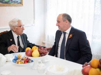 Рашид Темрезов поздравил ветерана Великой Отечественной войны Хамита Канаматова со 101-м днем рождения