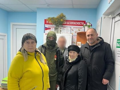 Коммунисты Карачаево-Черкесии навестили в госпитале своего товарища, добровольца с позывным «КОММУНИСТ», проходящего лечение после ранения, полученного в зоне проведения СВО