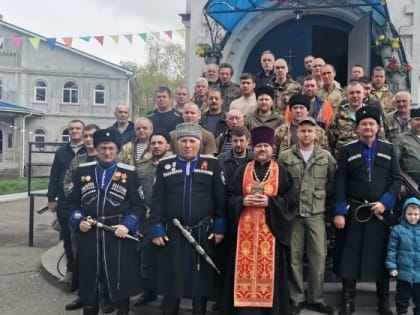 Казаки начали круг с пения тропаря Пасхи
