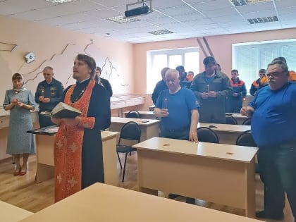 Священник помолился со спасателями