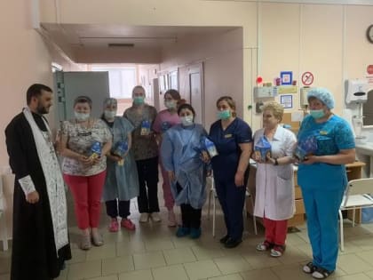 Настоятель передал подарки от архиепископа Феофилакта