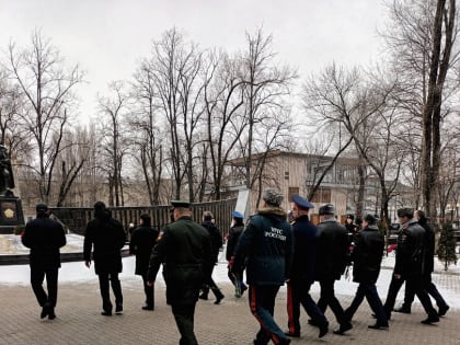 Сегодня состоялось торжественное возложение цветов к Вечному Огню, в котором принял участие Глава КЧР