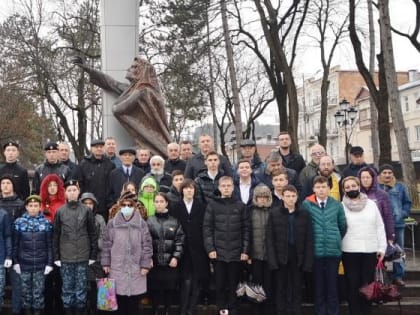 Гимназисты с духовником почтили память героев Отечества