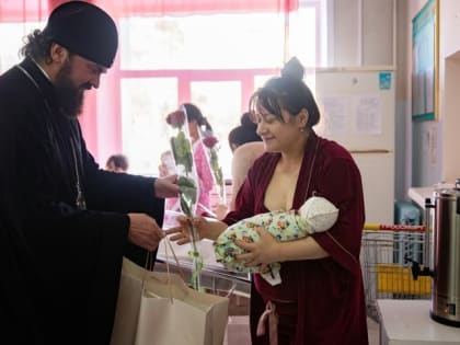10 мам получили подарки в Пятигорском роддоме