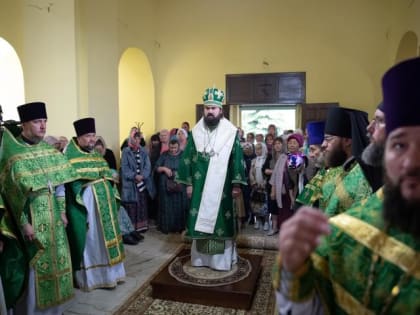 Архиепископ Феофилакт совершил литургию в Свято-Троицком женском монастыре