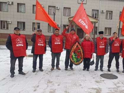 В 100-летнюю годовщину смерти вождя мирового пролетариата В.И. Ленина, партийный актив Усть-Джегутинского районного отделения КПРФ КЧР прошел траурной процессией под Красными Знаме