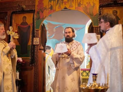 Архиепископ Феофилакт совершил литургию в храме поселка Ленинский