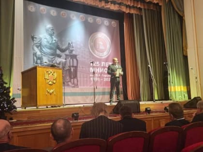 Министр здравоохранения КЧР Казим Шаманов поздравил и вручил Благодарность Главы КЧР МНИОИ им. П.А. Герцена, который отметил 125-летие со дня основания