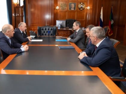 Главе КЧР Рашиду Темрезову представили нового руководителя Управления ФНС