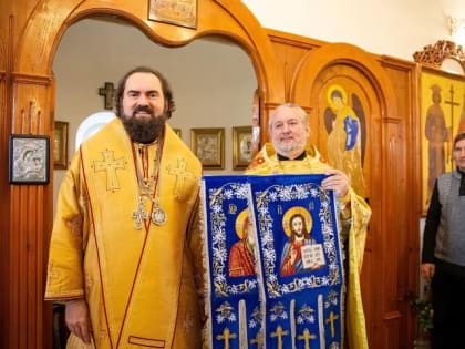 Архиепископ Феофилакт подарил хоругви храму поселка Урожайный