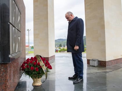 Сегодня у Мемориала жертвам репрессий карачаевского народа в Карачаевске почтили память наших земляков, которые погибли в пути и в годы ссылки в Средней Азии и Казахстане