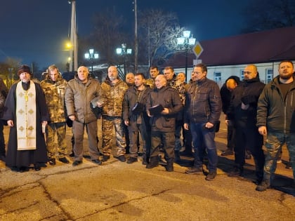Настоятель благословил участников гуманитарного конвоя