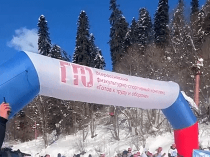 В Домбае прошла Всероссийская лыжная гонка «Лыжня России 2023», которая объединила 250 профессионалов и любителей