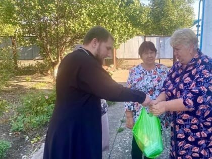 Настоятель поздравил пожилых жителей поселка