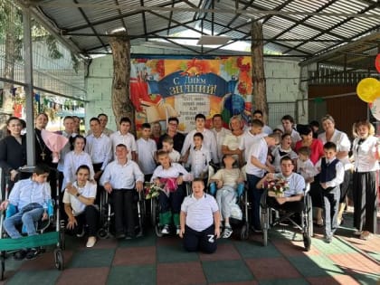 Священник передал подарки воспитанникам детских домов