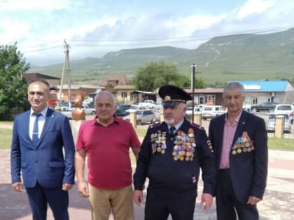 Активисты Малокарачаевского районного отделения КПРФ Карачаево-Черкесии возложили цветы к памятнику героям Великой Отечественной войны в День памяти и скорби