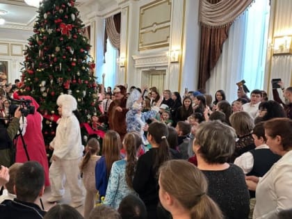 Новогодняя елка Главы Карачаево-Черкесии прошла для детей, оказавшихся в трудной жизненной ситуации, из многодетных семей и детей с ОВЗ
