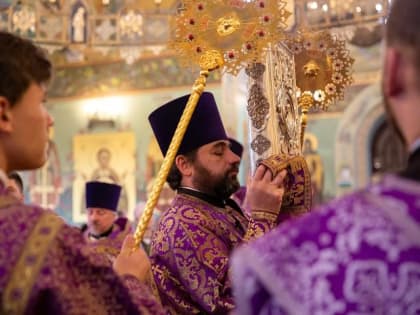 Архиепископ Феофилакт совершил литургию Недели по Воздвижении