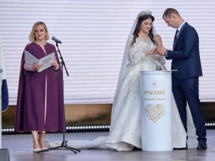Пара из КЧР зарегистрировала свой брак на Международной выставке-форуме “Россия”